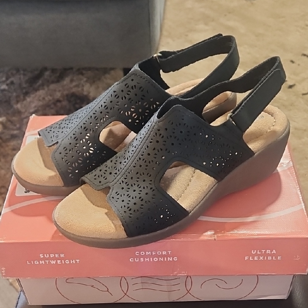 Easy Spirit Black Perforated Wedge Sandals. New & Lightweight.
